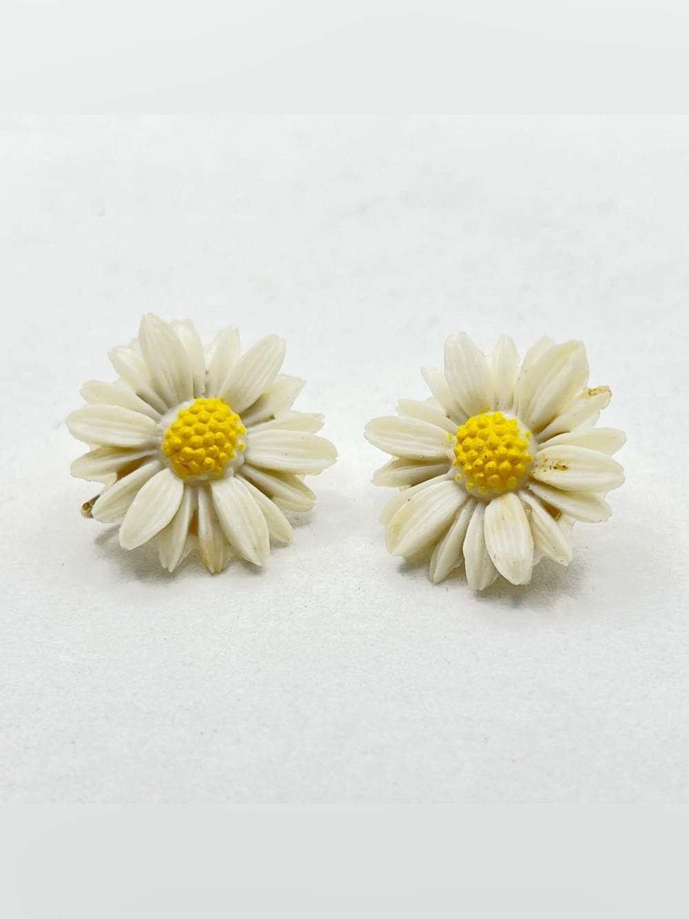Sarah Coventry vintage Daisy Floral Clip-On Earrings - White and Yellow Read